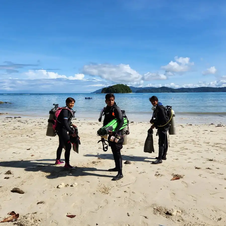 Group of three divers preparing for a dive in Semporna Cupid Resort